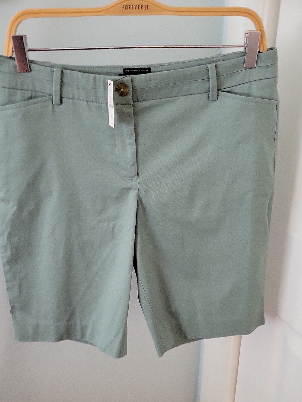 Talbots Perfect Shorts 9.5" Bermudas In Sage Green Cotton NWT Size 8 Petite